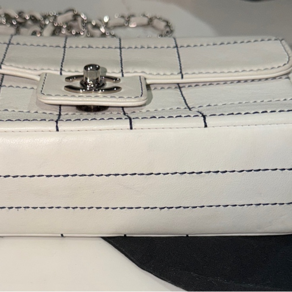 Chanel White and Black Grid Shoulder Bag - Picture 3 of 11